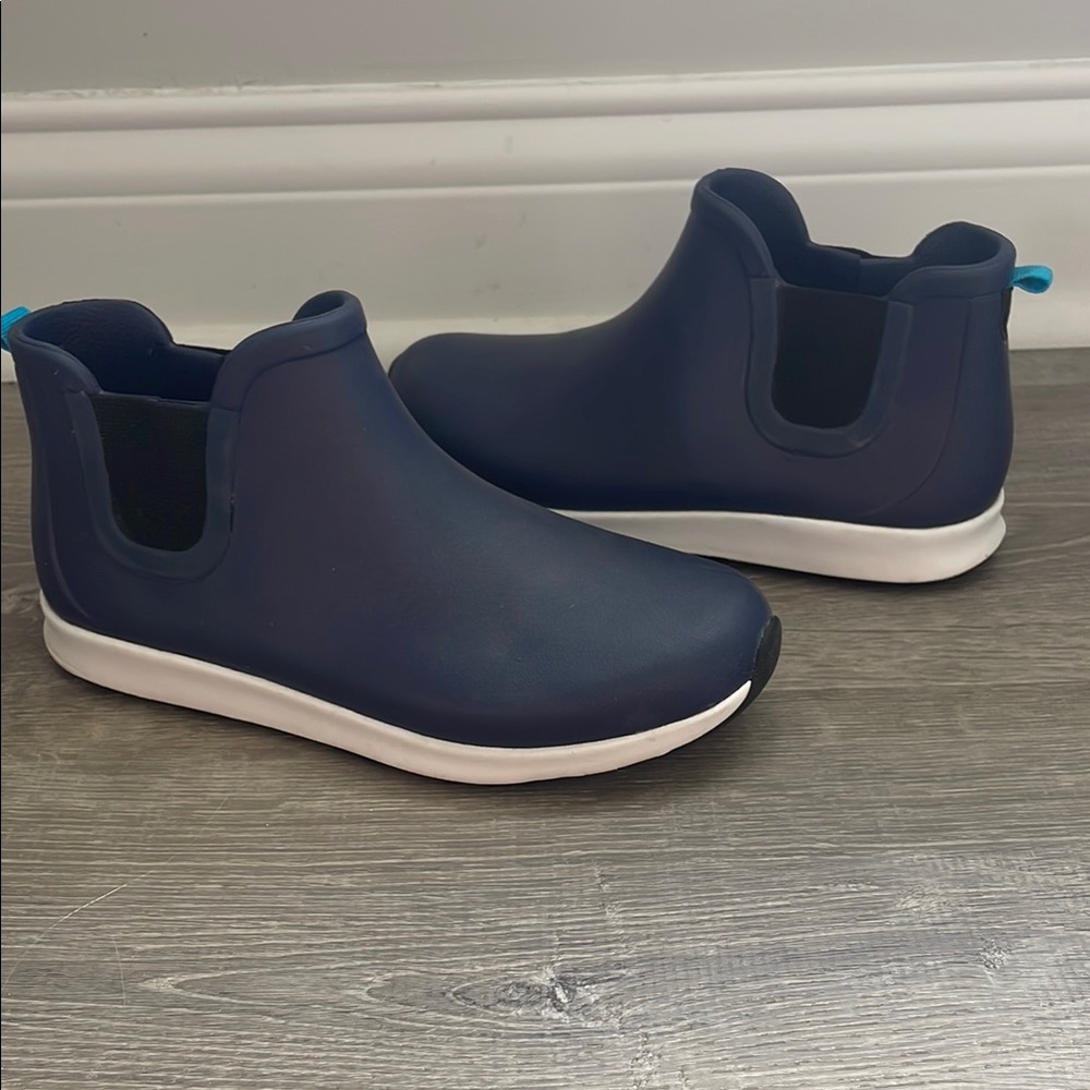 Native Navy Blue Slip-On Ankle Rain Boots (size 6)